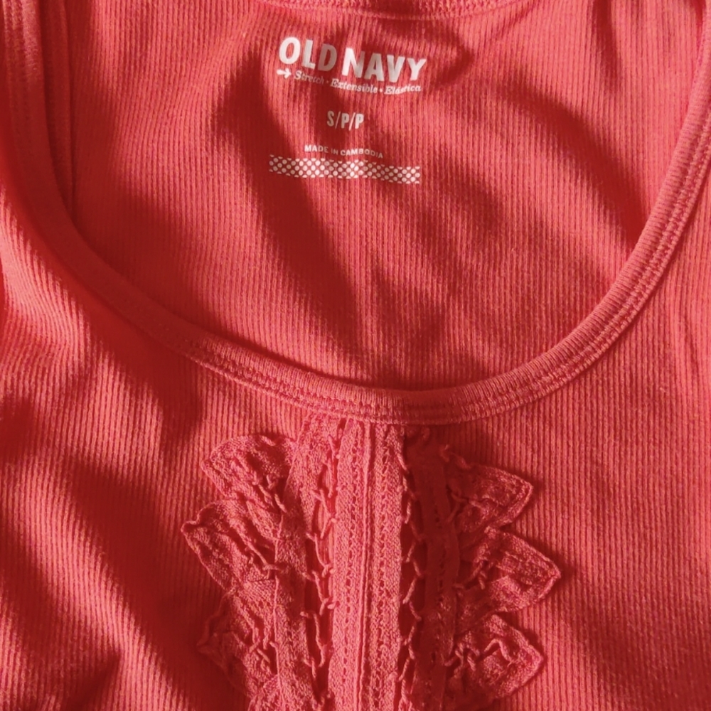 4 Detailed Ribbed Tank Tops - Picture 3 of 7